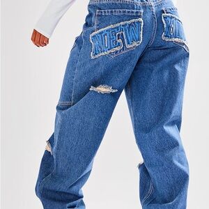 Petite* PrettyLittleThing Blue Boyfriend Jeans with Patch Details